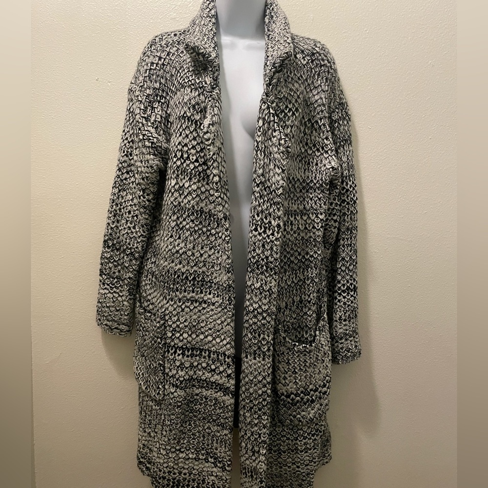 Black & White cárdigan. Heavy, pretty thick material